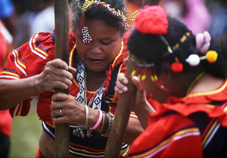 Filipino women of the indigenous Manobo tribe compete in a traditional rice pounding race known as 'Kag-asud Humay' during an ethnic sporting event at their ancestral land in the town of Malaybalay, Bukidnon province, Philippines, 06 April 2019. EPA-EFE/NIKON L. CELIS ATTENTION: This Image is part of a PHOTO SET