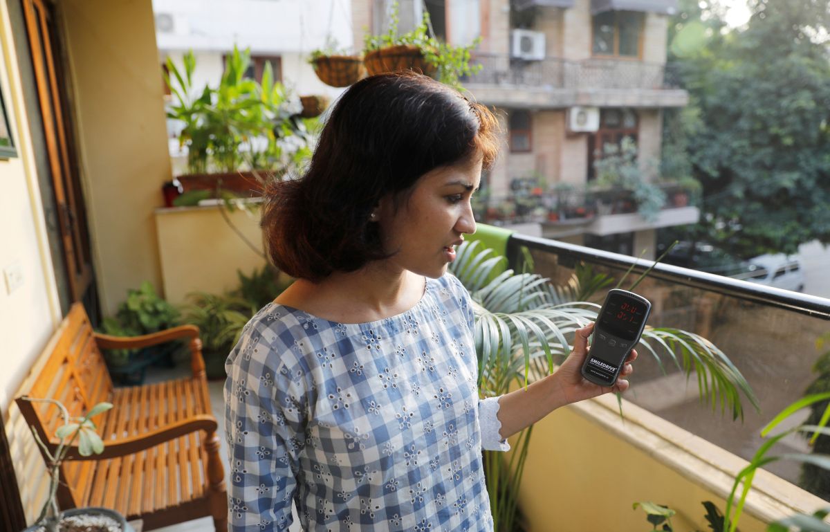 Nabeela Moinuddin uses an air quality monitor device to check the pollution level in her house in New Delhi, India, November 6, 2019. Picture taken on November 6, 2019. REUTERS/Adnan Abidi
