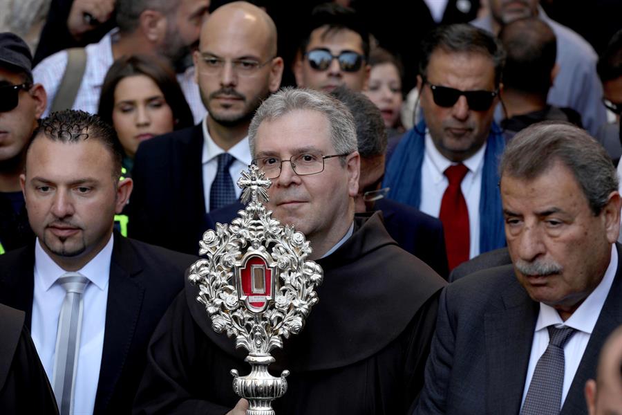 Bethlehem (-), 30/11/2019.- The chief custodian for the Holy Land, Francesco Patton (C) takes part in a procession with a small piece of the Relic of the Holy Crib of the Child Jesus, a gift from Pope Francis to the Custody of the Holy Land, to the church of St Saviour, in the West Bank city of Bethlehem, 30 November 2019. The relic, a tiny piece of wood believed by Christians to have formed part of Jesus' manger, was donated by St. Sophronius, Patriarch of Jerusalem to Pope Theodore I (in 642-649 CE). (Papa, Francia, Estados Unidos, Jerusalén) EFE/EPA/ABED AL HASHLAMOUN