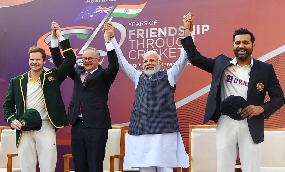 Ahmedabad: Prime Minister Narendra Modi, second right, with his Australian counterpart Anthony Albanese, centre, raise their hands with Indian and Australian cricket team captains Rohit Sharma, right, and Steven Smith, second left, at the start of the fourth cricket test match between India and Australia in Ahmedabad,on Thursday, March 9, 2023.(Photo:IANS)