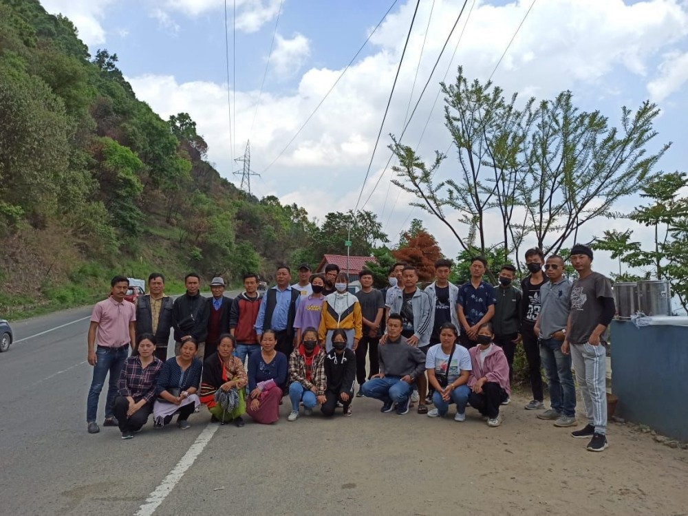 Members of Mao Union Senapati offer refreshment to citizens of Nagaland, being evacuated from Imphal as well as their escorts in Senapati on May 7.