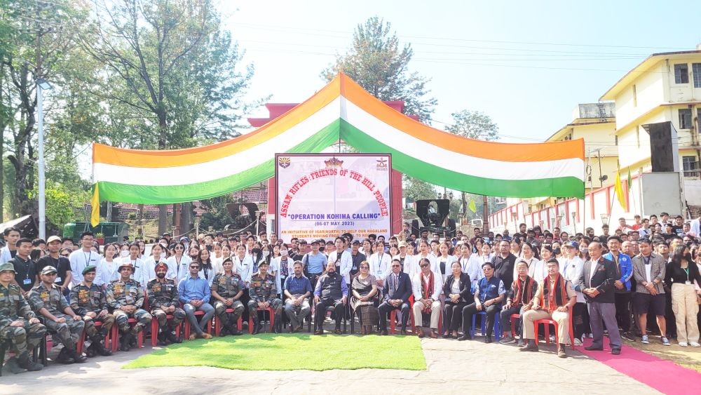 Deputy Chief Minister Y Patton and others with 676 people evacuated from Manipur on May 7. (Morung Photo)