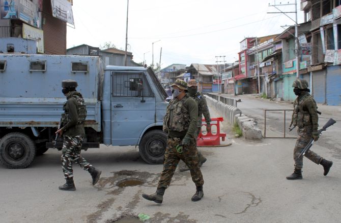 5 security personnel go missing during anti-militancy op in Kupwara