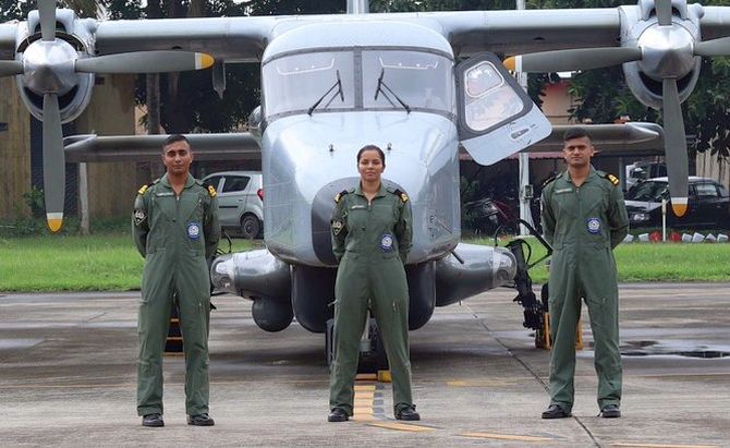 Navy''s first woman pilot gets ''wings'', Twitterati praise her