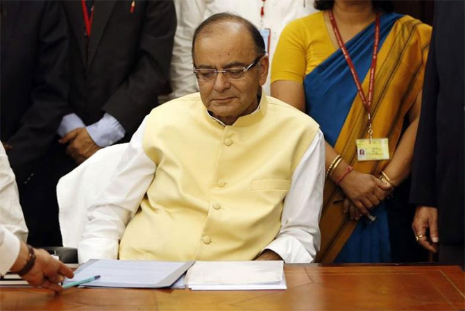 Jaitley still on life support, more leaders visit AIIMS