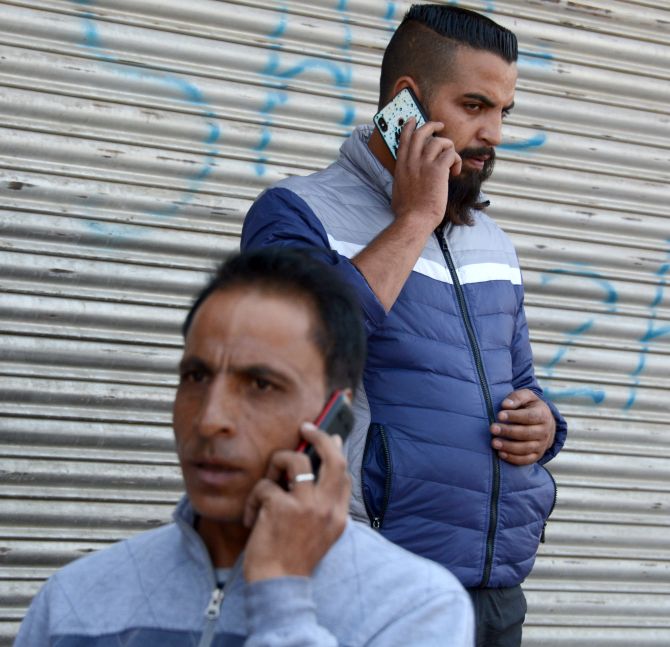 Prepaid mobile phone services to be restored in Kashmir