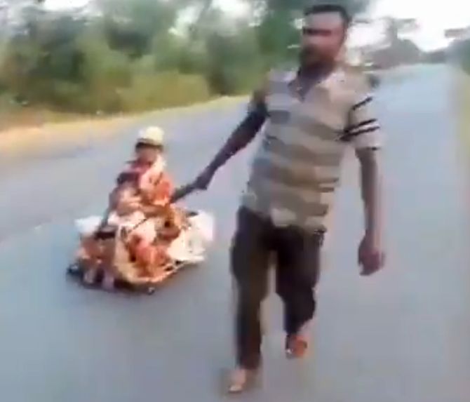 Man lugs pregnant wife, kid 700 km home on cart
