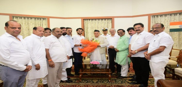 Fresh twist to Maha govt formation as Aditya Thackeray meets Guv 