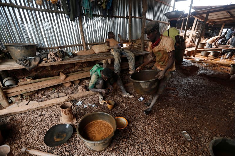 Informal gold miners pan for gold at the site of Nsuaem-Top, Ghana, November 23, 2018. (Reuters File Photo)