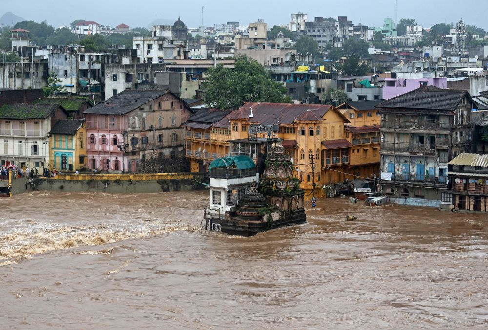Floods in India kill 33, displace thousands