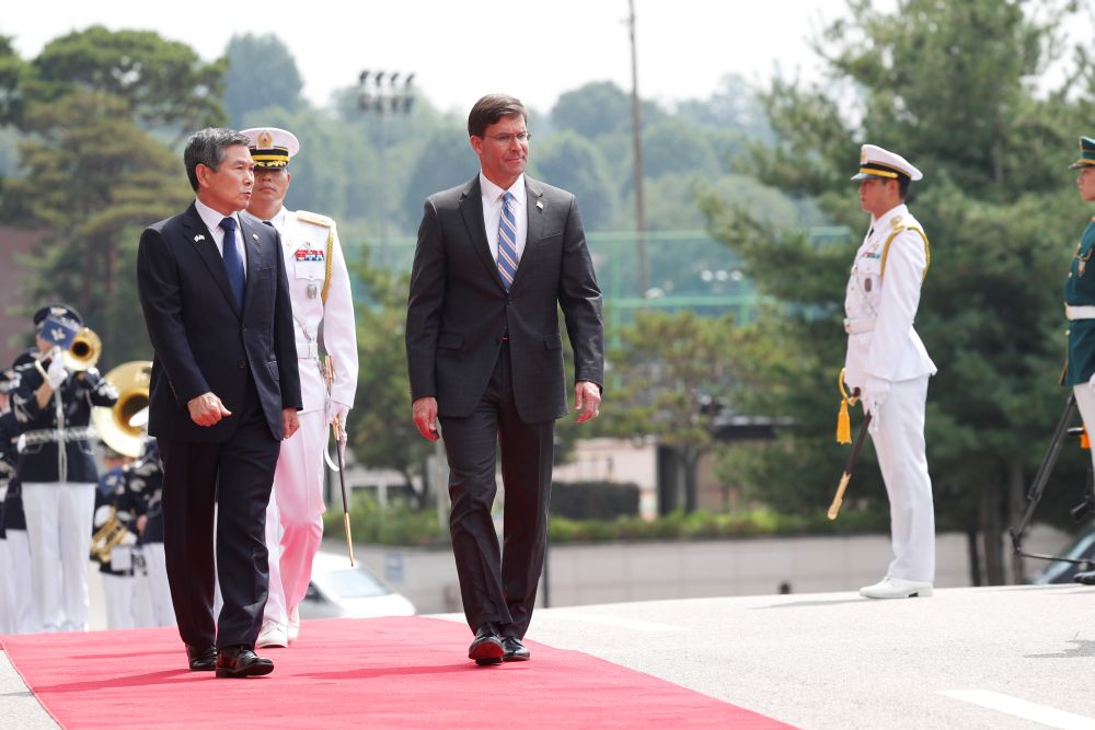 U.S. Secretary of Defense Mark Esper and South Korean Defence Minister Jeong Kyeong-doo inspect a guard of honor during a welcoming ceremony at the Defense Ministry in Seoul, South Korea, August 9, 2019. Jeon Heon-Kyun/Pool via REUTERS