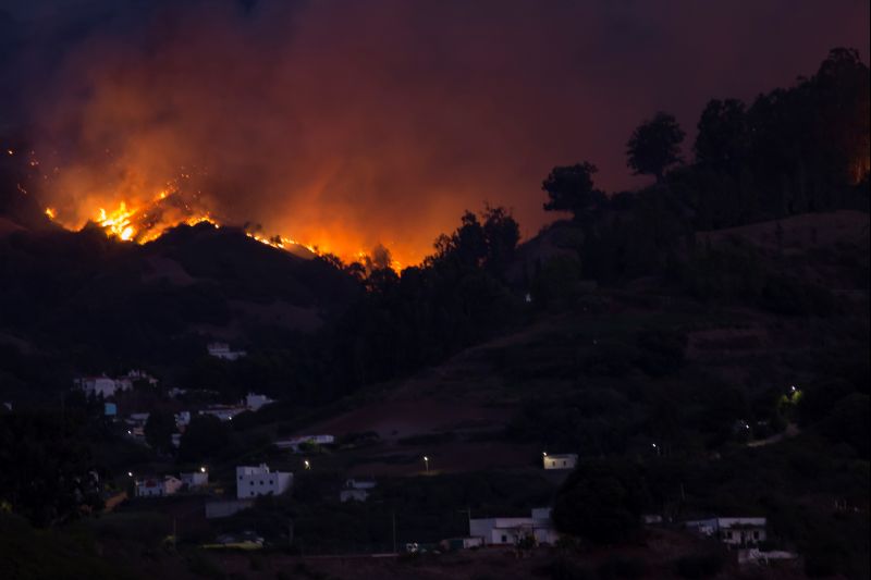 Evacuees fleeing Canary Islands wildfire rise to 8,000