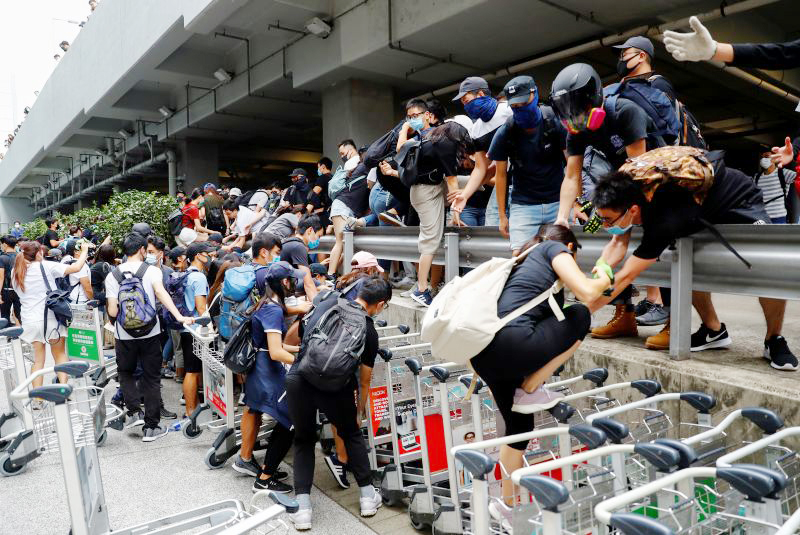 Hong Kong protesters target airport in call for democracy