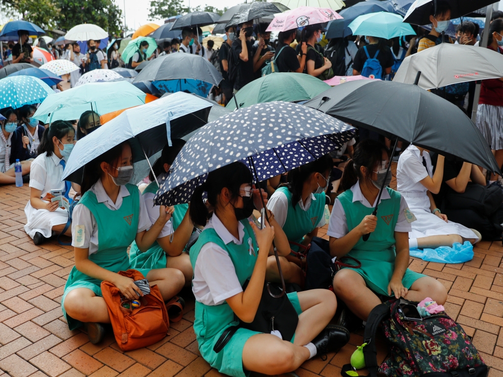Hong Kong students rally for democracy after weekend violence