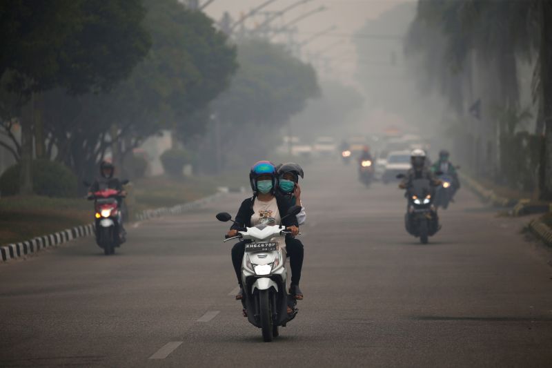 'Dangerous' air pollution in Indonesia's Borneo leads to school closures