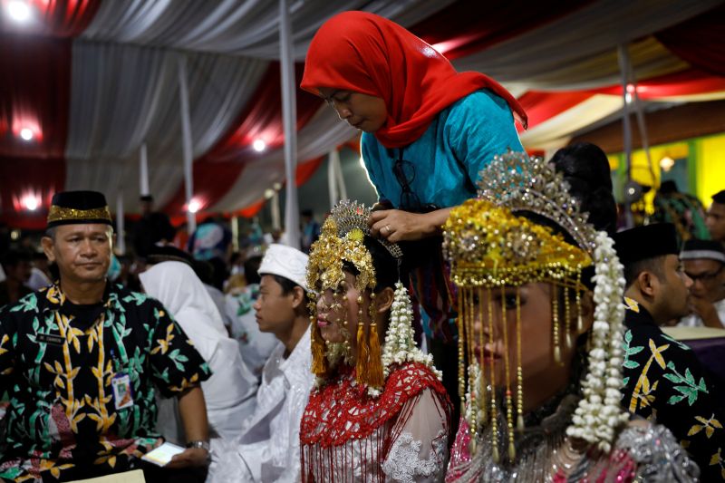 Indonesia raises minimum age for brides to end child marriage