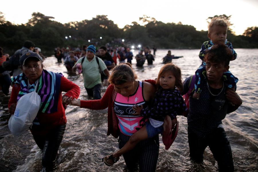 Caravan of hundreds of Central Americans moves into Mexico