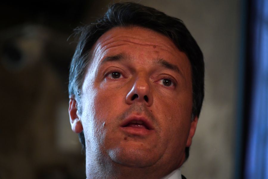 Italy's Renzi boycotts cabinet meet, challenges PM to find a new government