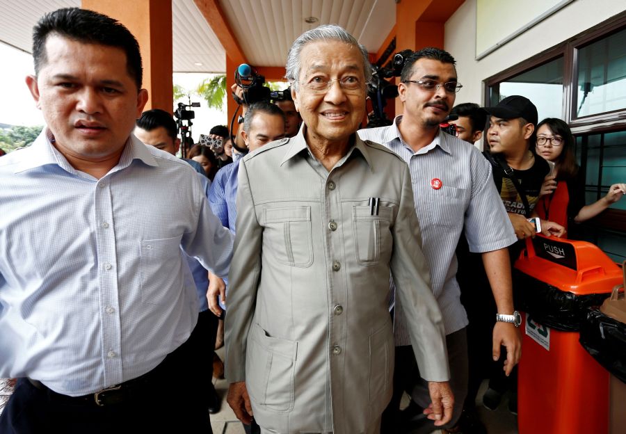 Malaysia's Mahathir and Anwar in new showdown amid turmoil