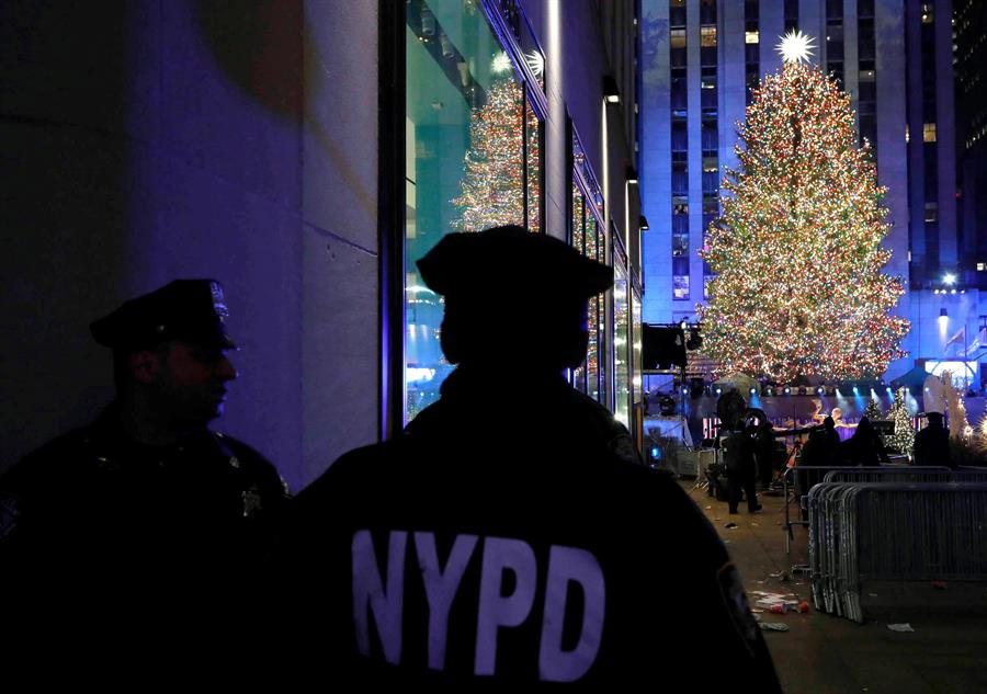 Christmas arrives in NYC with lighting of Rockefeller Center tree