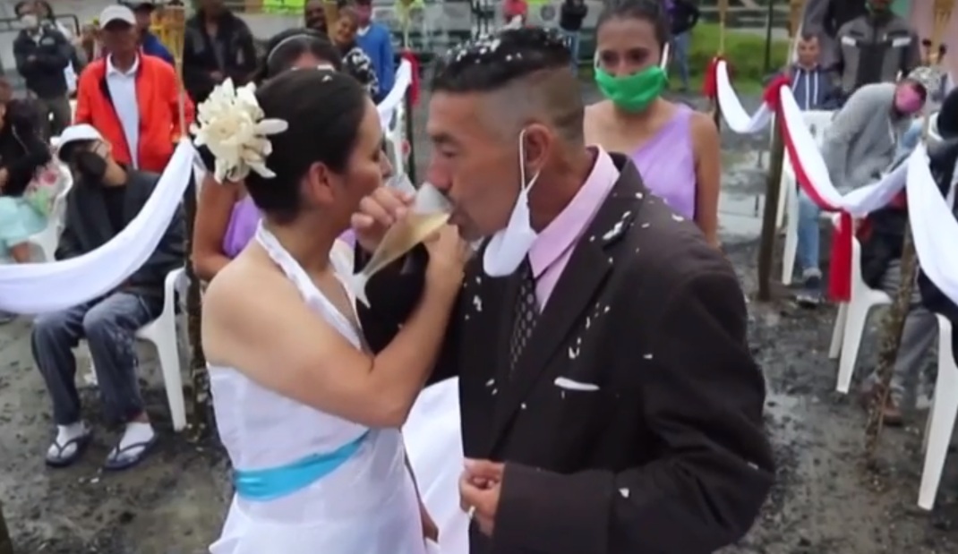 The bridesmaids wore masks: Colombian couple meets, marries in coronavirus shelter