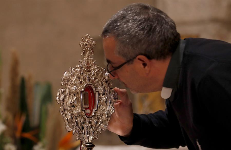 Vatican returns Jesus manger relic to Bethlehem