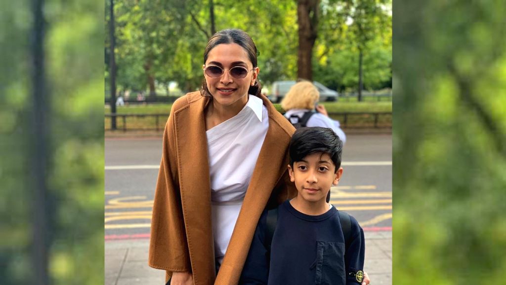 Deepika obliges young male fan with a photo-op