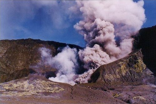 5 killed in NZ volcano eruption