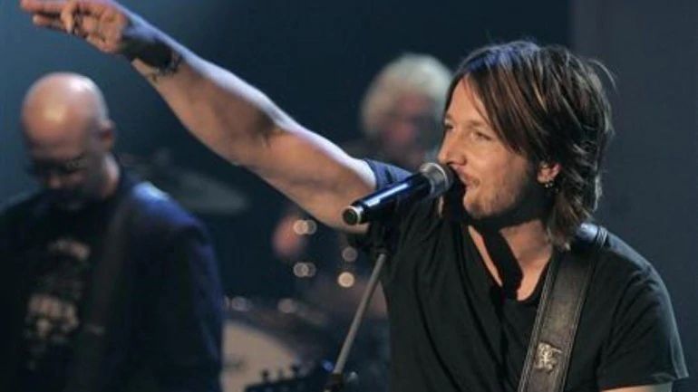 COVID-19: Keith Urban performs for over 200 healthcare workers