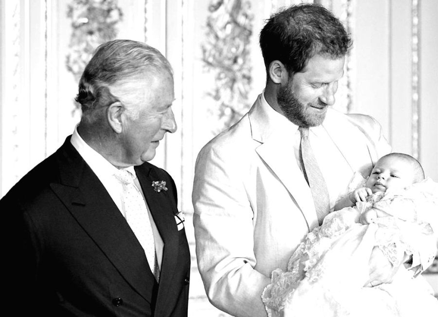 Queen calls emergency family meeting over Harry-Meghan crisis