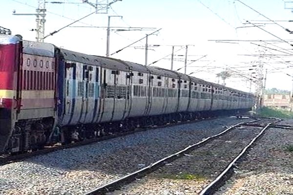 Maha train accident toll rises to 16, politics heats up