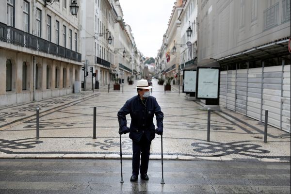 A tourist wearing a protective mask as a preventive measure against coronavirus disease (COVID-19) walks at Augusta street in downtown Lisbon, Portugal on March 20, 2020. (REUTERS File Photo)