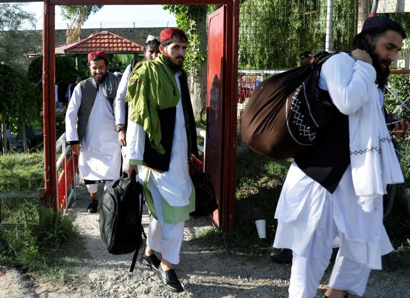 Newly freed Taliban prisoners walk in Pul-i-Charkhi prison, in Kabul, Afghanistan May 26, 2020. REUTERS/Mohammad Ismail