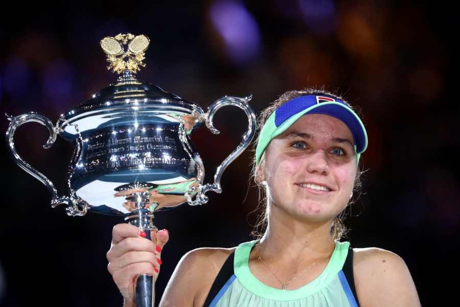 Sofia Kenin of the U.S. poses with the trophy after winning her match against Spain's Garbine Muguruza. REUTERS/File Photo