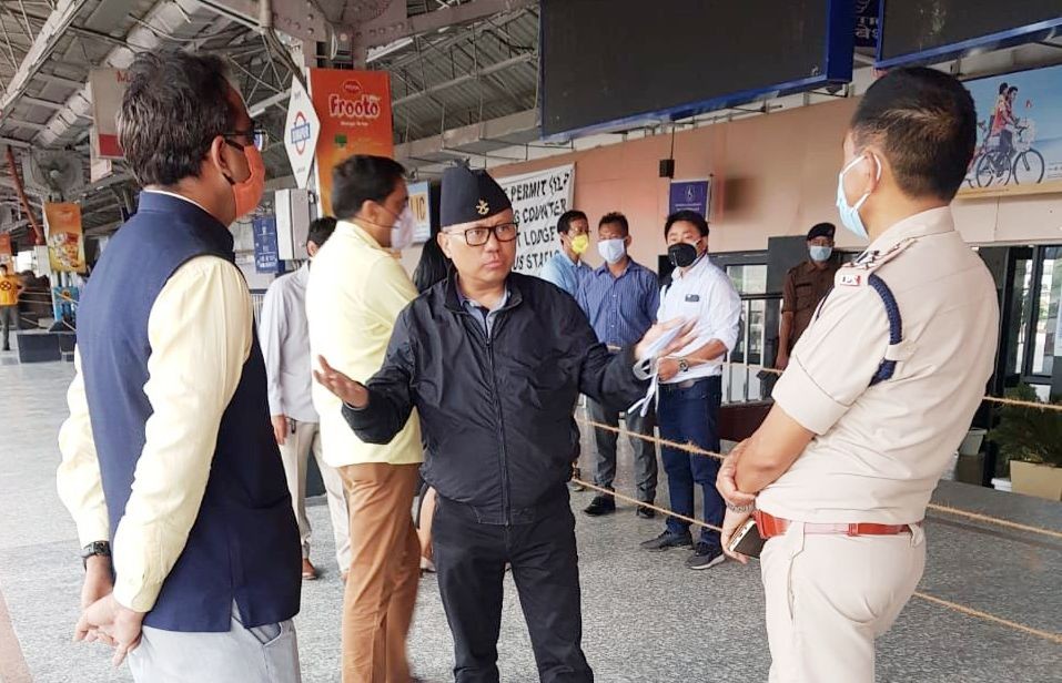 Dimapur DC, Anoop Khinchi IAS; Dimapur In Charge for COVID related activities, Kikheto Sema IAS; and Dimapur Commissioner of Police, Rothihu Tetseo IPS inspecting the Dimapur Railway Station on May 21. (Morung Photo)