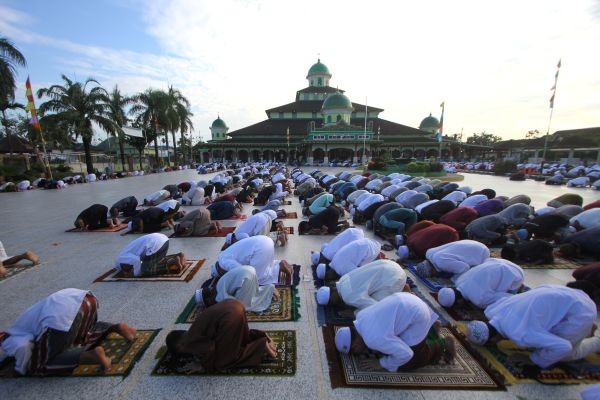 Indonesian Muslim men take part in prayers during Eid al-Fitr, the Muslim festival marking the end the holy fasting month of Ramadan, at a mosque, in Banjarmasin, South Kalimantan Province, Indonesia, amid the spread of coronavirus disease (COVID-19) on May 24, 2020, in this photo taken by Antara Foto.  (REUTERS Photo)