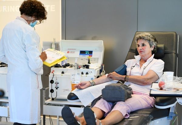 A woman donates blood plasma, following the coronavirus disease (COVID-19) outbreak, at Sanquin blood bank in Amsterdam, Netherlands on May 19, 2020. (REUTERS Photo)