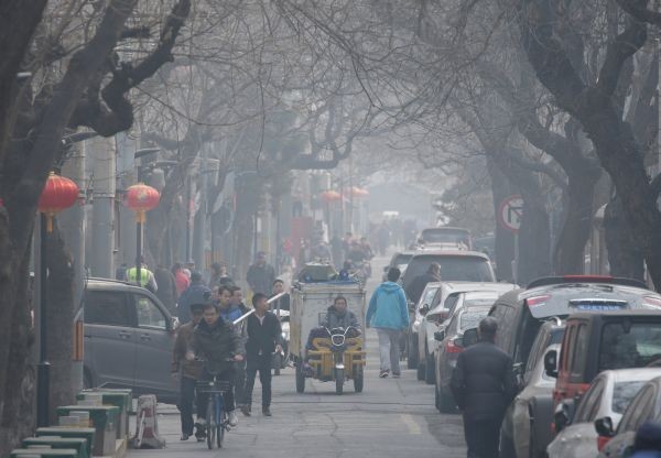 People are seen on a polluted day in central Beijing, China March 2, 2019. (REUTERS File Photo)