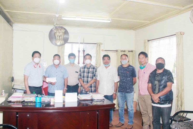 Mokokchung DC Limawabang Jamir (extreme left) and MDVA president Imtipokyim are seen with MDVA members at DC’s Chamber on July 18.