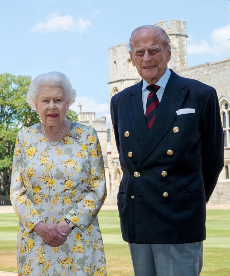Britain's Queen Elizabeth II and Britain's Prince Philip, Duke of Edinburgh, poses in the quadrangle of Windsor Castle ahead of his 99th birthday on June 6, 2020. (REUTERS Photo)