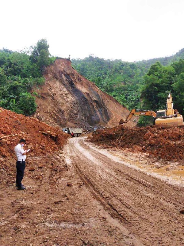 Highway traffic has been fully restored in the landslide affected area between Piphema and Pherima. This was updated by the Dimapur Police on June 20 on their twitter handle. (Photo Courtesy: dimapurpolice@twitter)