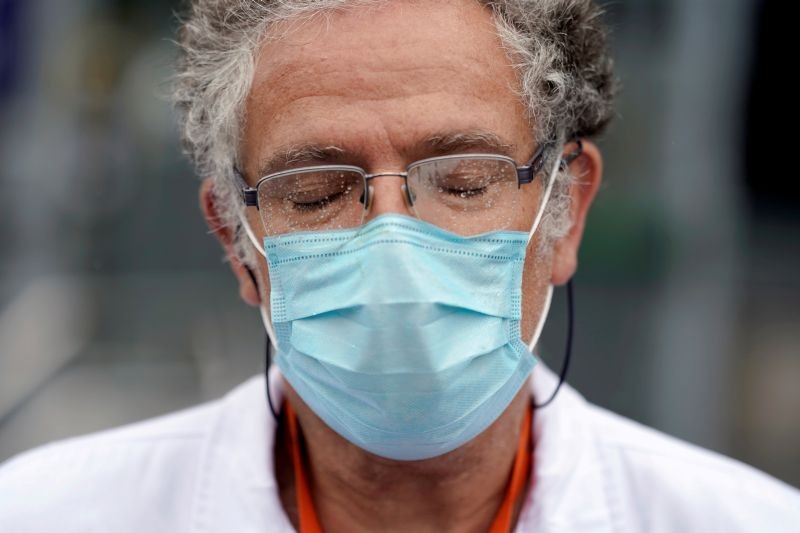 A member of the staff from La Paz hospital reacts after two minutes of silence for health workers that died of COVID-19, amid the coronavirus disease (COVID-19) outbreak in Madrid, Spain, May 14, 2020. (REUTERS File Photo)