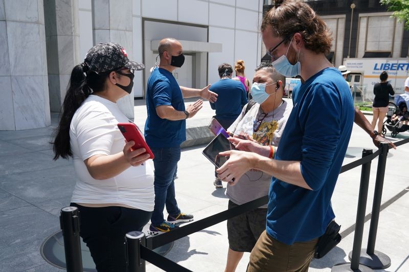 People are screened before entering an Apple Store on the first day of the phase two re-opening of businesses following the outbreak of the coronavirus disease (COVID-19), in the Manhattan borough of New York City, New York, US on June 22. (REUTERS Photo)