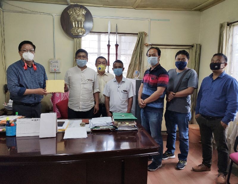Representatives of MCCI with the Deputy Commissioner of Mokokchung while handing over a donation of Rs.3,00,000 for procuring TRUENAT testing cartridges, Mokokchung, June 5. (Morung Photo)