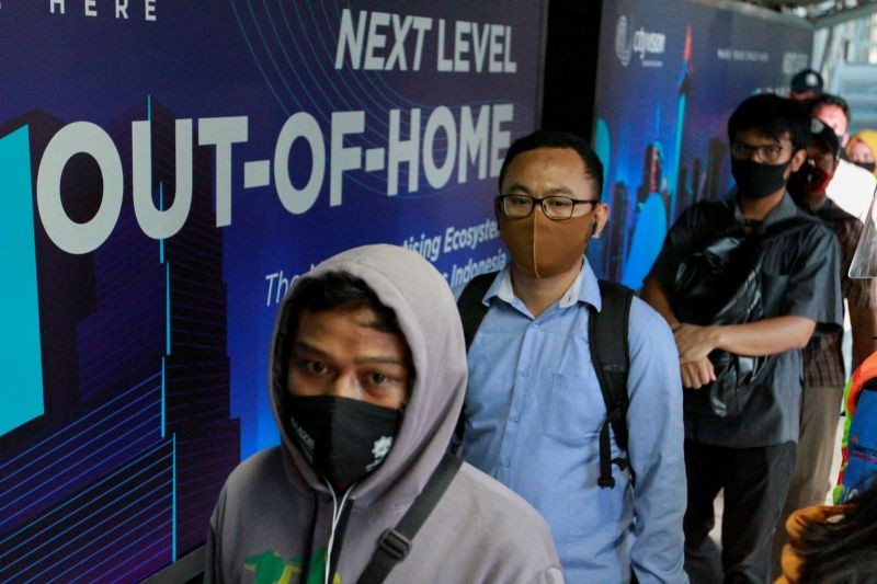 Passengers are seen wearing a protective face mask at a Sudirman train station as the government eases restrictions amid the coronavirus disease (COVID-19) outbreak in Jakarta, Indonesia on June 8. (REUTERS Photo)