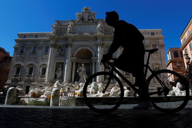 A cyclist passes the Trevi Fountain, as Italy begins to ease some of the restrictions of the coronavirus disease (COVID-19) lockdown, in Rome, Italy on May 7, 2020. (REUTERS File Photo)