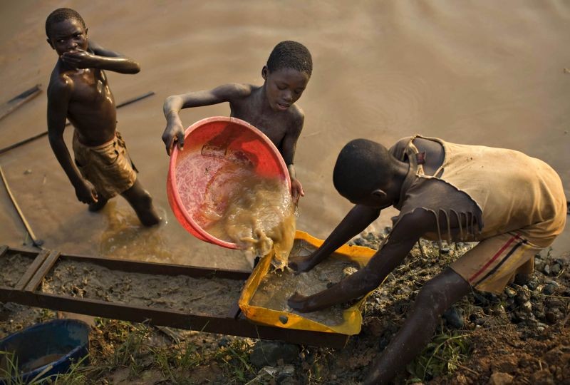 Boys pan for gold on a riverside at Iga Barriere, 25 km (15 miles) from Bunia, in the resource-rich Ituri region of eastern Congo. (REUTERS File Photo)