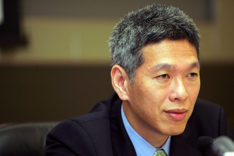Lee Hsien Yang answers questions during a news conference in Singapore on November 4, 2004. (REUTERS File Photo)