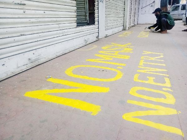 A man paints a signage ‘No Mask, No Entry’ in the market area of the main town in Kohima on June 25. Kohima Deputy Commissioner recently ordered that customers without masks should not be entertained by the shopkeepers. (Morung Photo by Chizokho Vero)