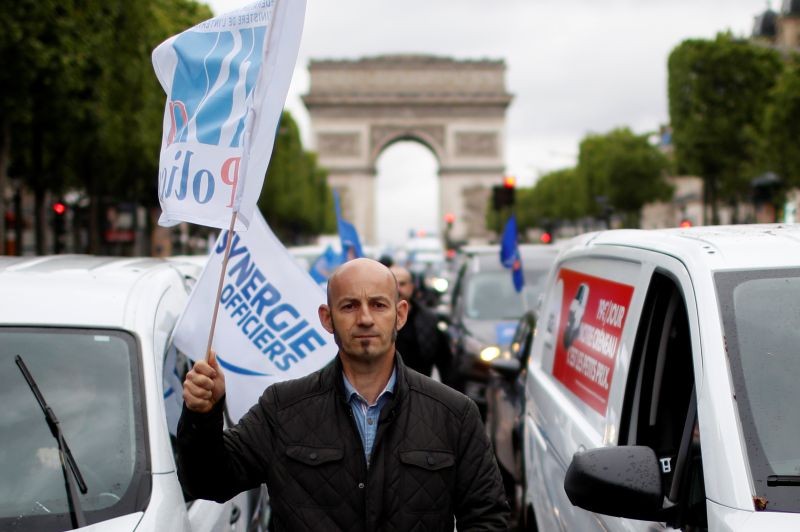 A police officer attends a demonstration against French Interior Minister Christophe Castaner's reforms, including ditching a controversial chokehold method of arrest, following the death in Minneapolis police custody of George Floyd, near Arc de Triomphe in Paris, France on June 12, 2020. (REUTERS Photo)